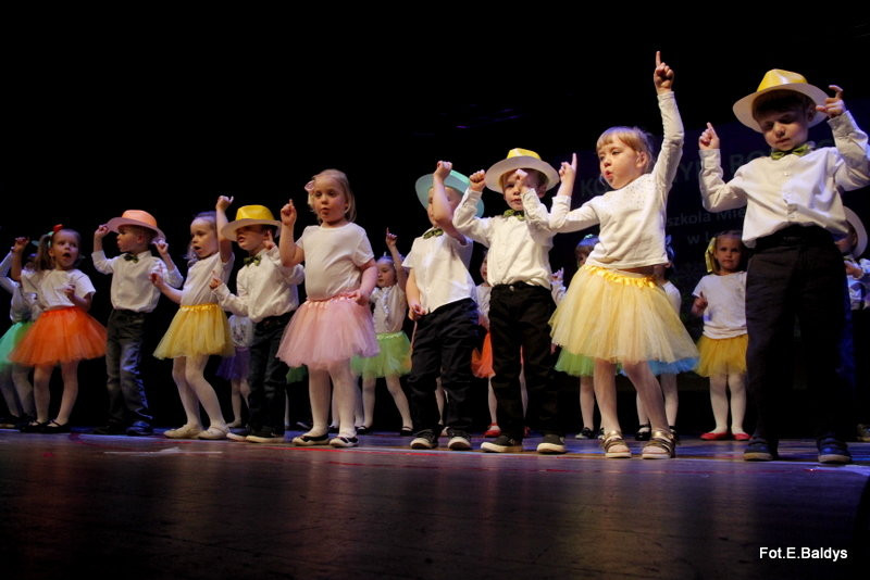 Przedszkolaki z PM 5 wystąpiły dla rodziców w MOK-u (zdjęcia)