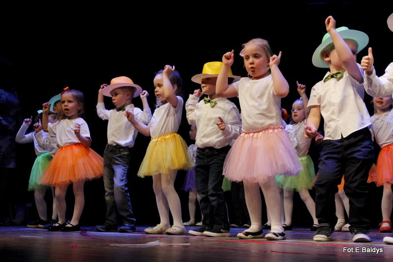 Przedszkolaki z PM 5 wystąpiły dla rodziców w MOK-u (zdjęcia)