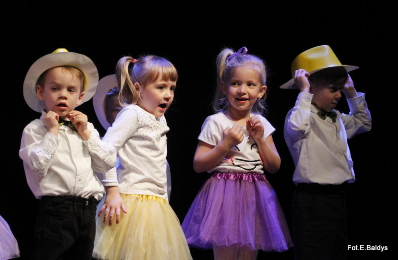 Przedszkolaki z PM 5 wystąpiły dla rodziców w MOK-u (zdjęcia)