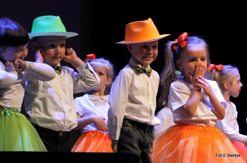 Przedszkolaki z PM 5 wystąpiły dla rodziców w MOK-u (zdjęcia)