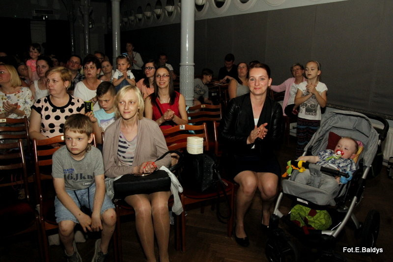 Przedszkolaki z PM 5 wystąpiły dla rodziców w MOK-u (zdjęcia)