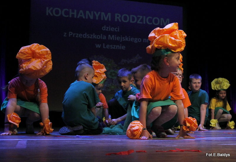 Przedszkolaki z PM 5 wystąpiły dla rodziców w MOK-u (zdjęcia)