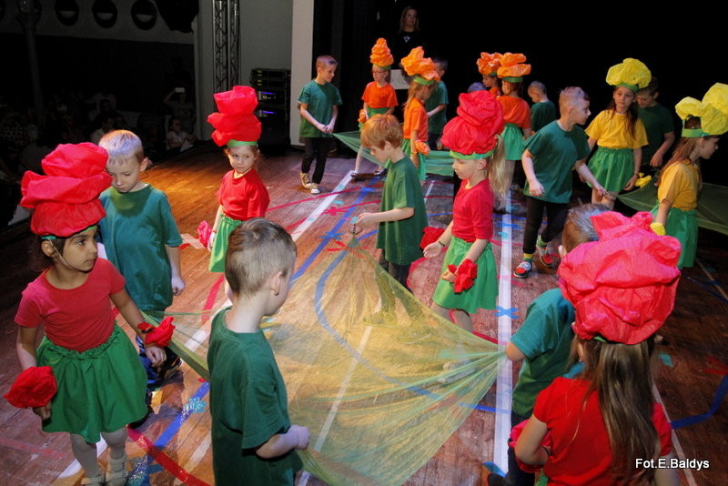 Przedszkolaki z PM 5 wystąpiły dla rodziców w MOK-u (zdjęcia)