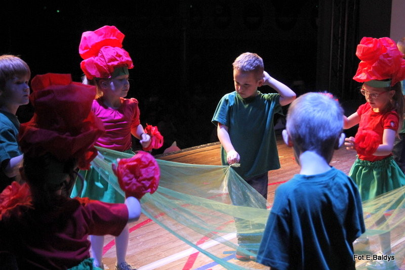 Przedszkolaki z PM 5 wystąpiły dla rodziców w MOK-u (zdjęcia)