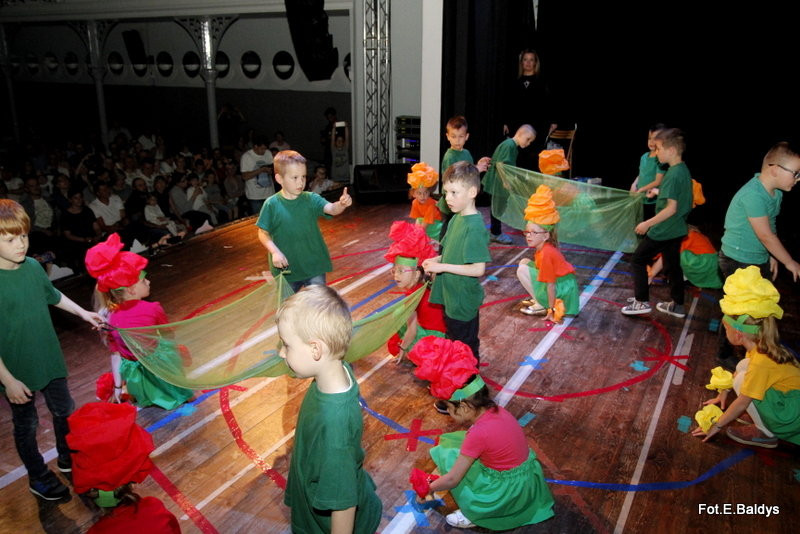 Przedszkolaki z PM 5 wystąpiły dla rodziców w MOK-u (zdjęcia)