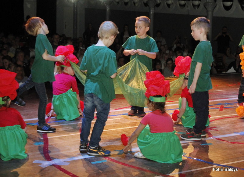 Przedszkolaki z PM 5 wystąpiły dla rodziców w MOK-u (zdjęcia)