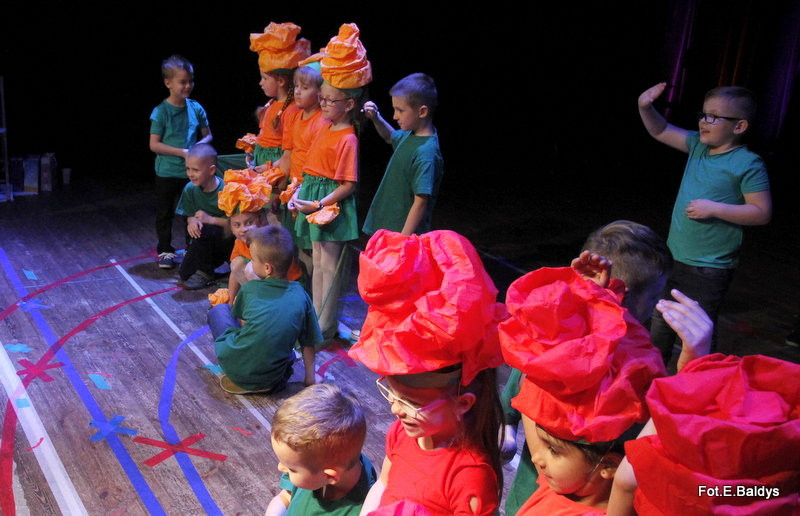 Przedszkolaki z PM 5 wystąpiły dla rodziców w MOK-u (zdjęcia)