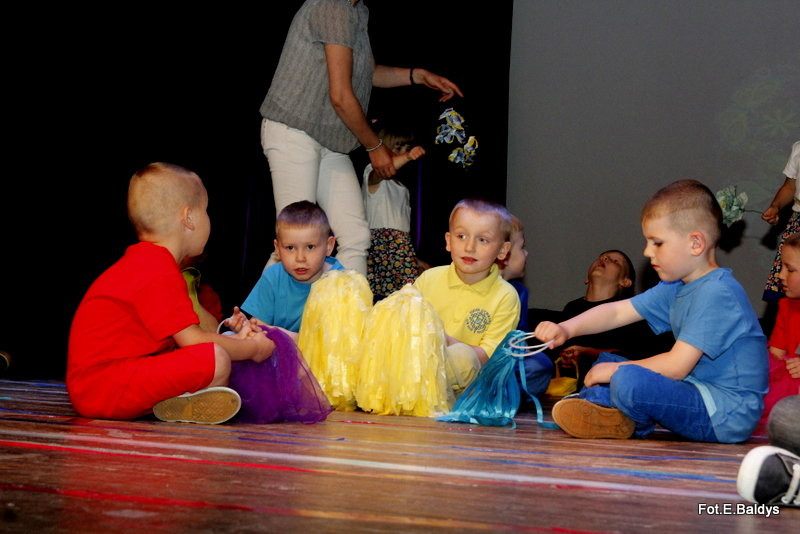 Przedszkolaki z PM 5 wystąpiły dla rodziców w MOK-u (zdjęcia)