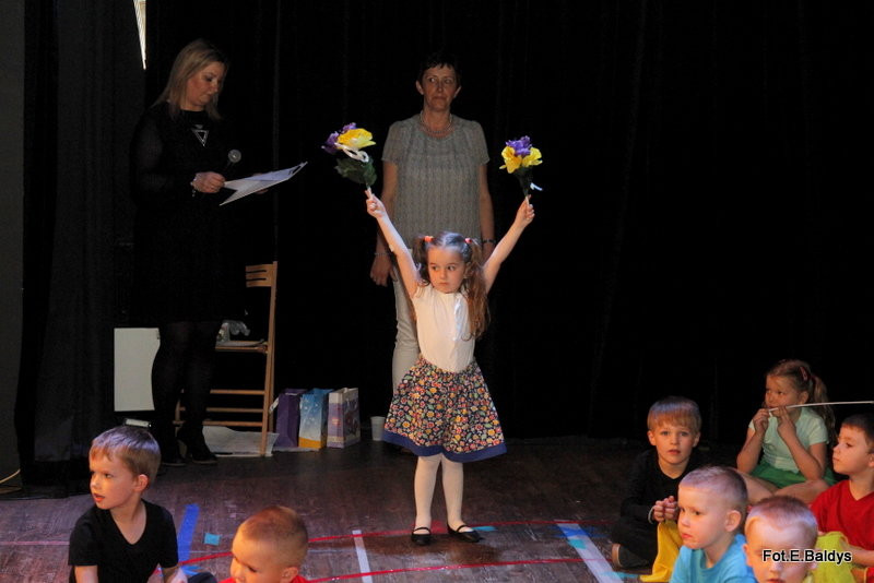 Przedszkolaki z PM 5 wystąpiły dla rodziców w MOK-u (zdjęcia)