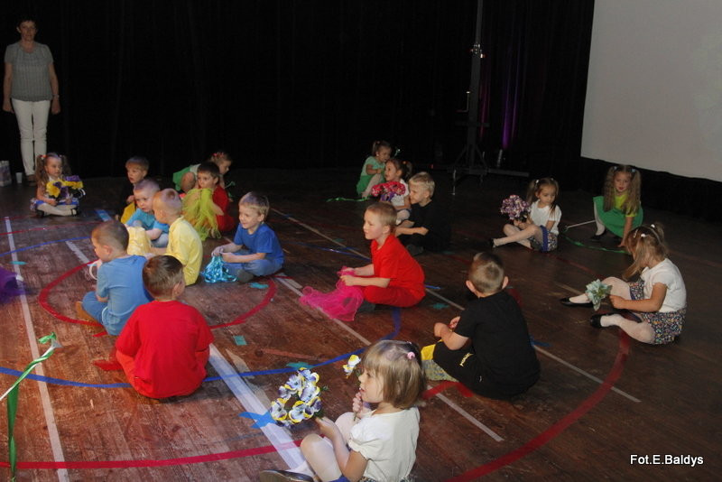 Przedszkolaki z PM 5 wystąpiły dla rodziców w MOK-u (zdjęcia)