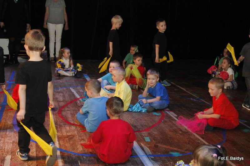 Przedszkolaki z PM 5 wystąpiły dla rodziców w MOK-u (zdjęcia)