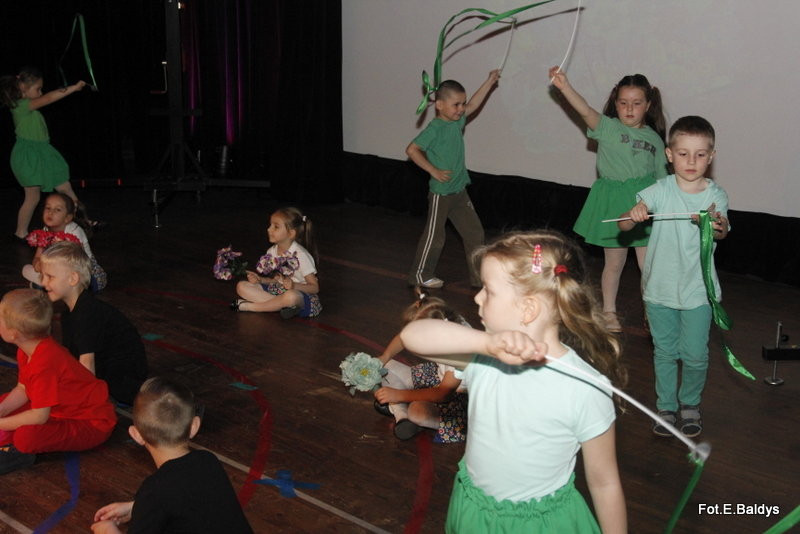 Przedszkolaki z PM 5 wystąpiły dla rodziców w MOK-u (zdjęcia)