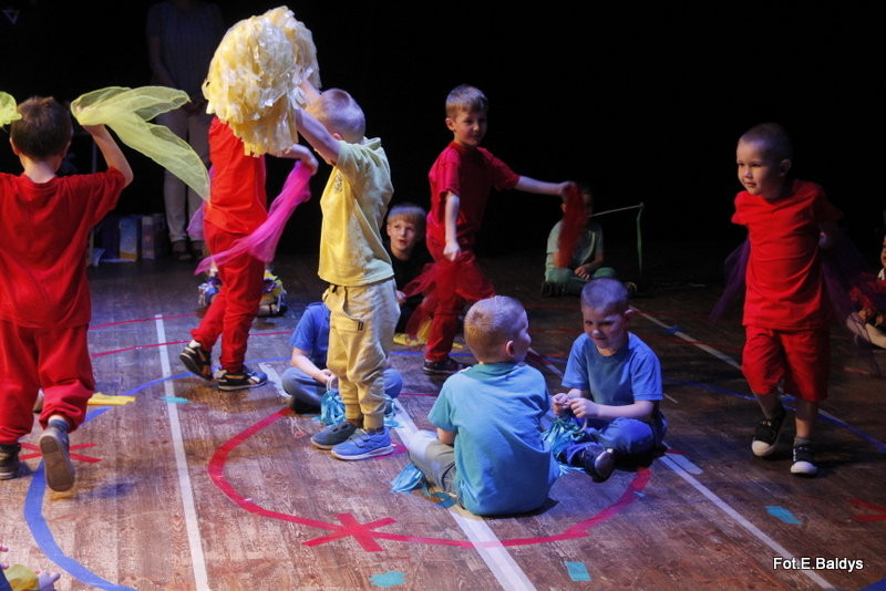 Przedszkolaki z PM 5 wystąpiły dla rodziców w MOK-u (zdjęcia)