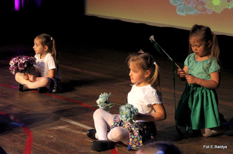 Przedszkolaki z PM 5 wystąpiły dla rodziców w MOK-u (zdjęcia)