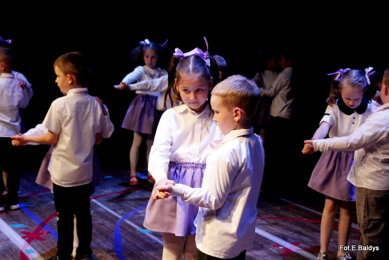 Przedszkolaki z PM 5 wystąpiły dla rodziców w MOK-u (zdjęcia)