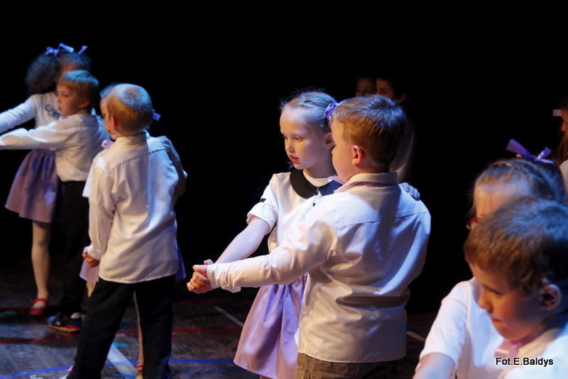 Przedszkolaki z PM 5 wystąpiły dla rodziców w MOK-u (zdjęcia)