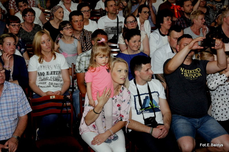 Przedszkolaki z PM 5 wystąpiły dla rodziców w MOK-u (zdjęcia)