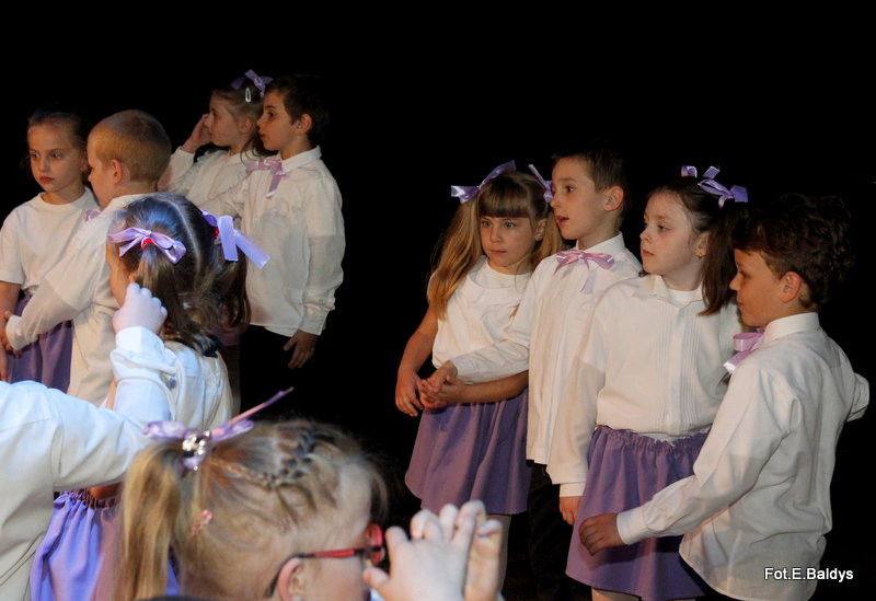 Przedszkolaki z PM 5 wystąpiły dla rodziców w MOK-u (zdjęcia)