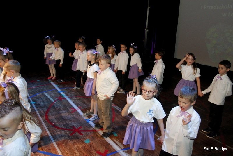 Przedszkolaki z PM 5 wystąpiły dla rodziców w MOK-u (zdjęcia)
