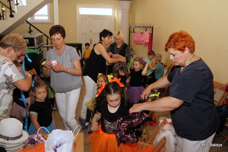 Przedszkolaki z PM 5 wystąpiły dla rodziców w MOK-u (zdjęcia)