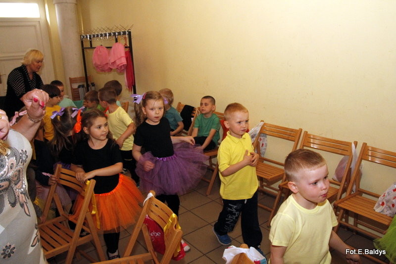 Przedszkolaki z PM 5 wystąpiły dla rodziców w MOK-u (zdjęcia)