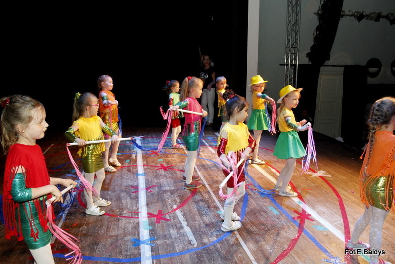 Przedszkolaki z PM 5 wystąpiły dla rodziców w MOK-u (zdjęcia)