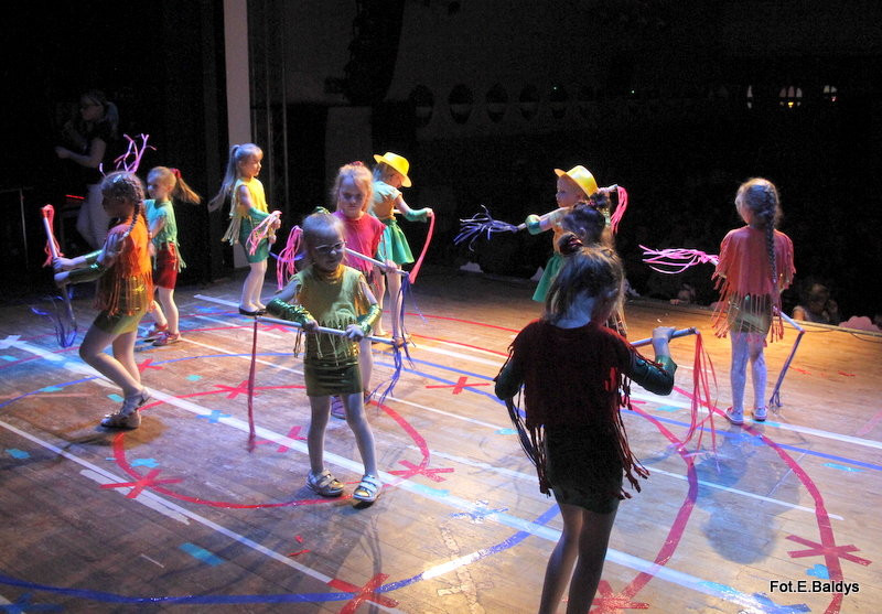 Przedszkolaki z PM 5 wystąpiły dla rodziców w MOK-u (zdjęcia)