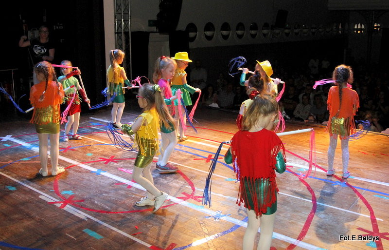 Przedszkolaki z PM 5 wystąpiły dla rodziców w MOK-u (zdjęcia)