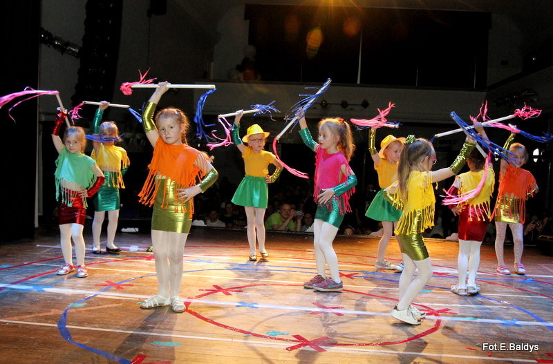 Przedszkolaki z PM 5 wystąpiły dla rodziców w MOK-u (zdjęcia)