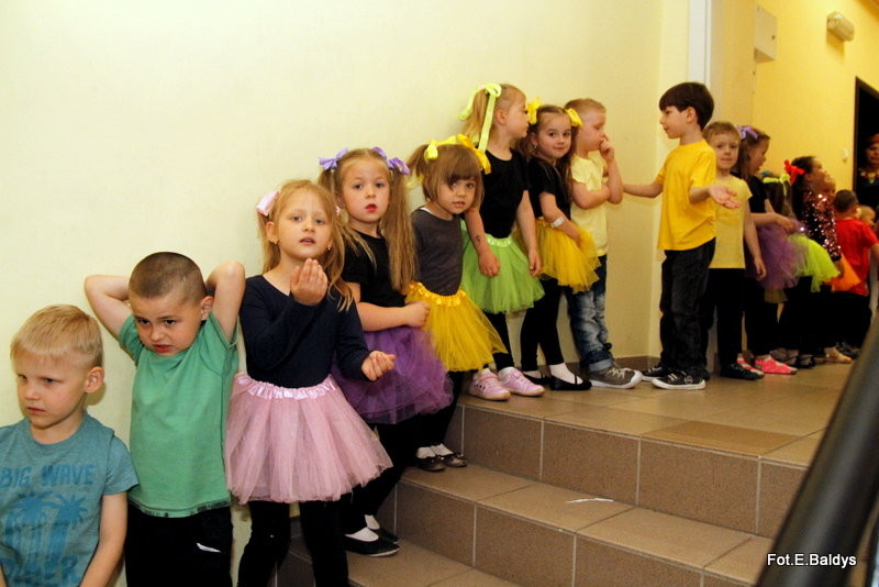 Przedszkolaki z PM 5 wystąpiły dla rodziców w MOK-u (zdjęcia)