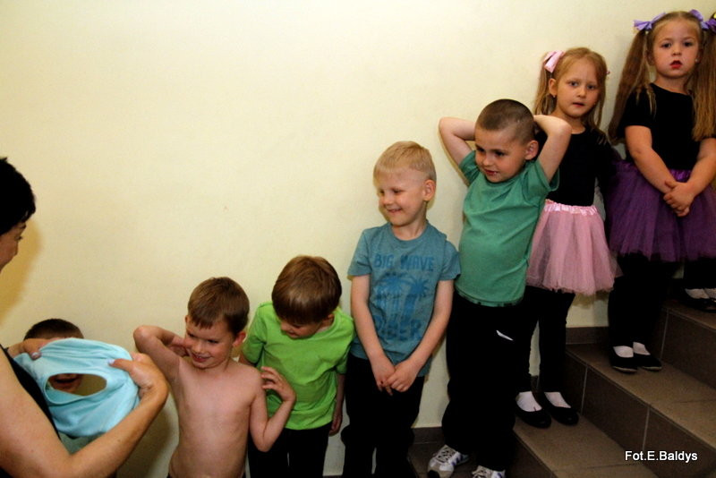 Przedszkolaki z PM 5 wystąpiły dla rodziców w MOK-u (zdjęcia)