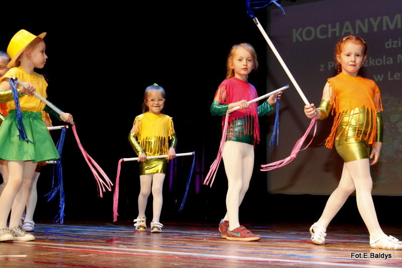 Przedszkolaki z PM 5 wystąpiły dla rodziców w MOK-u (zdjęcia)
