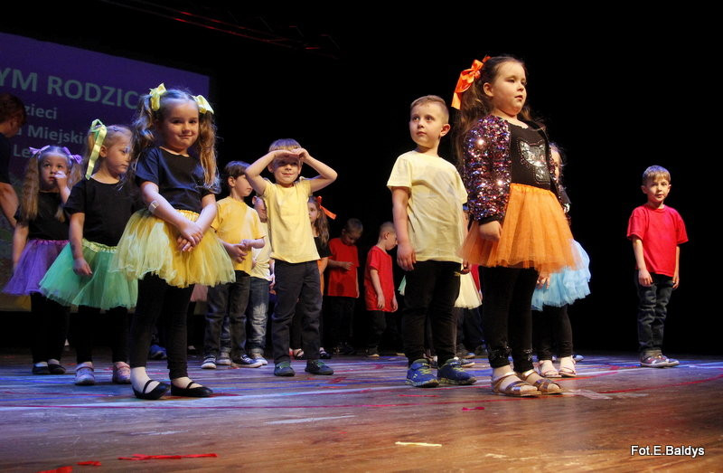 Przedszkolaki z PM 5 wystąpiły dla rodziców w MOK-u (zdjęcia)