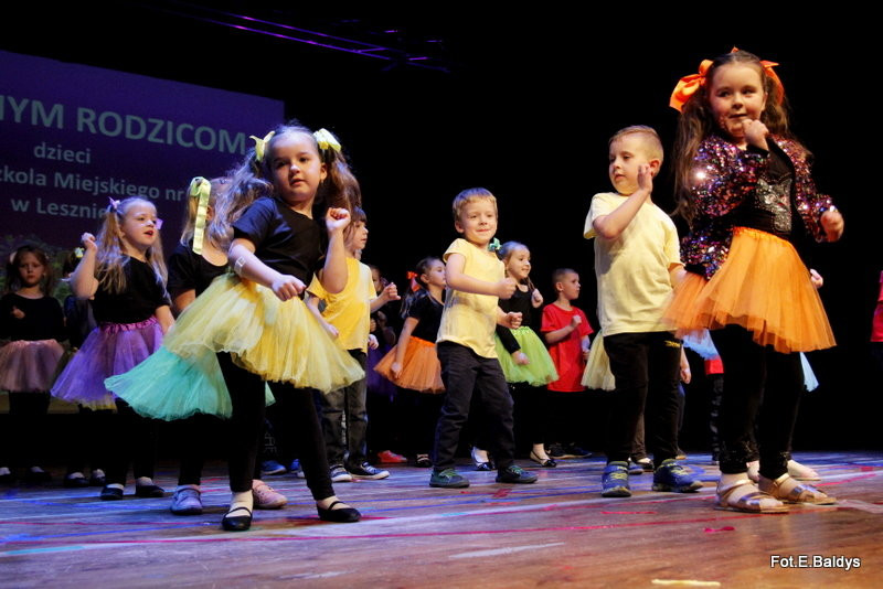Przedszkolaki z PM 5 wystąpiły dla rodziców w MOK-u (zdjęcia)