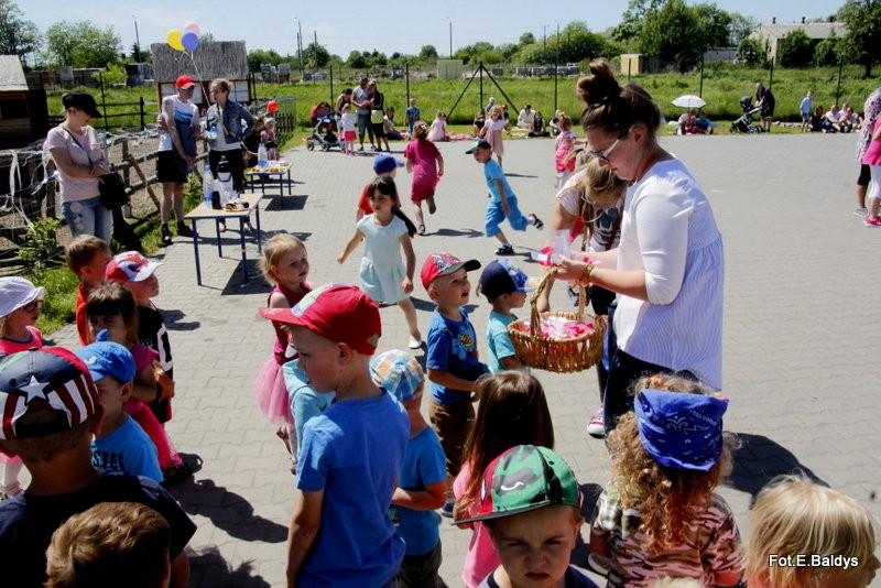 Dzień Dziecka z Mażoretkami (zdjęcia)