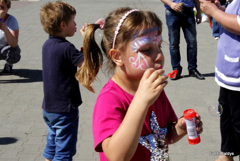 Dzień Dziecka z Mażoretkami (zdjęcia)