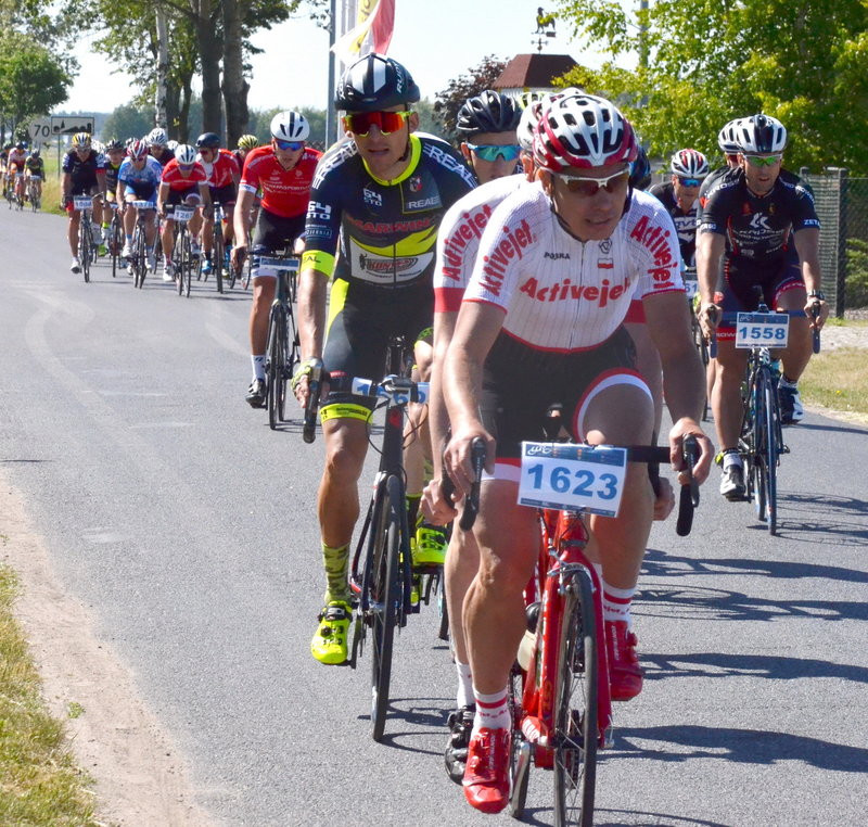 Kolarze na szosach pojezierza (zdjęcia)
