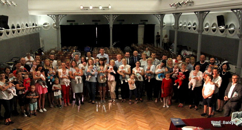 Uroczyście wręczono becikowe (zdjęcia)