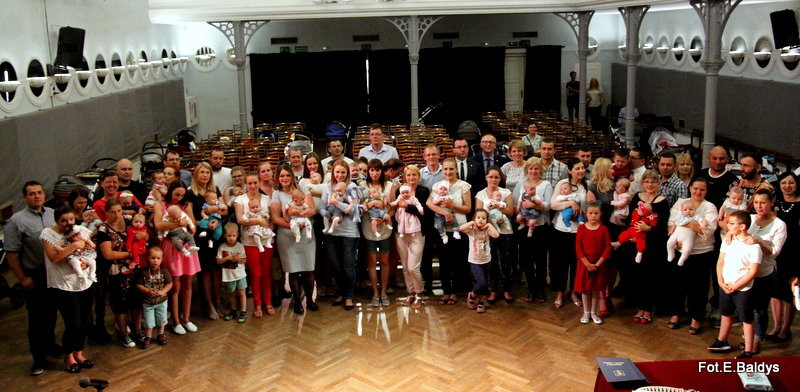 Uroczyście wręczono becikowe (zdjęcia)