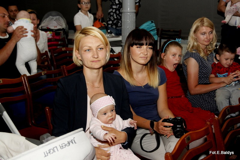 Uroczyście wręczono becikowe (zdjęcia)