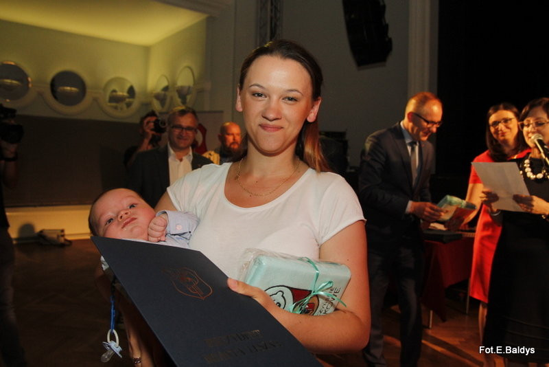 Uroczyście wręczono becikowe (zdjęcia)