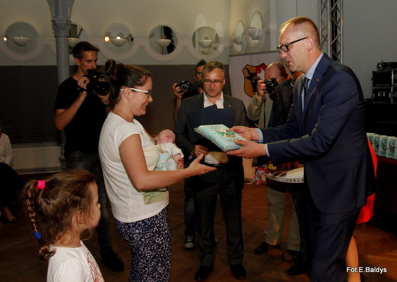 Uroczyście wręczono becikowe (zdjęcia)