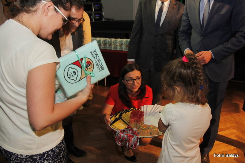 Uroczyście wręczono becikowe (zdjęcia)