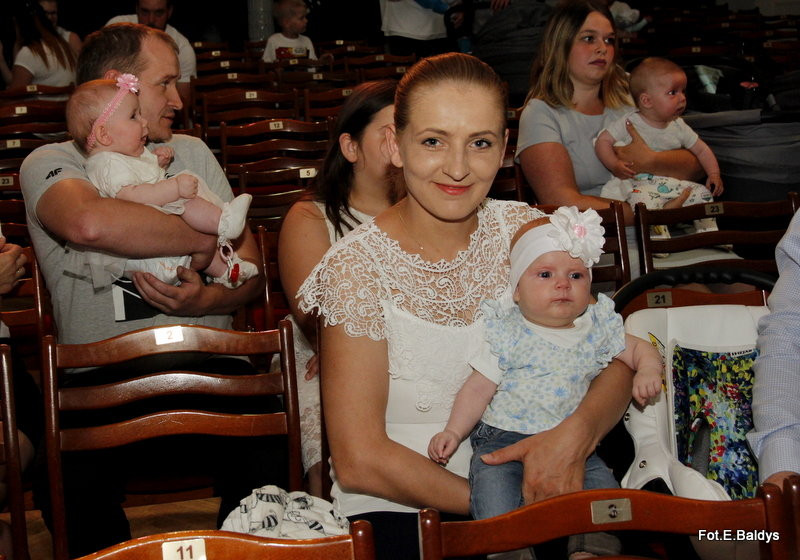 Uroczyście wręczono becikowe (zdjęcia)