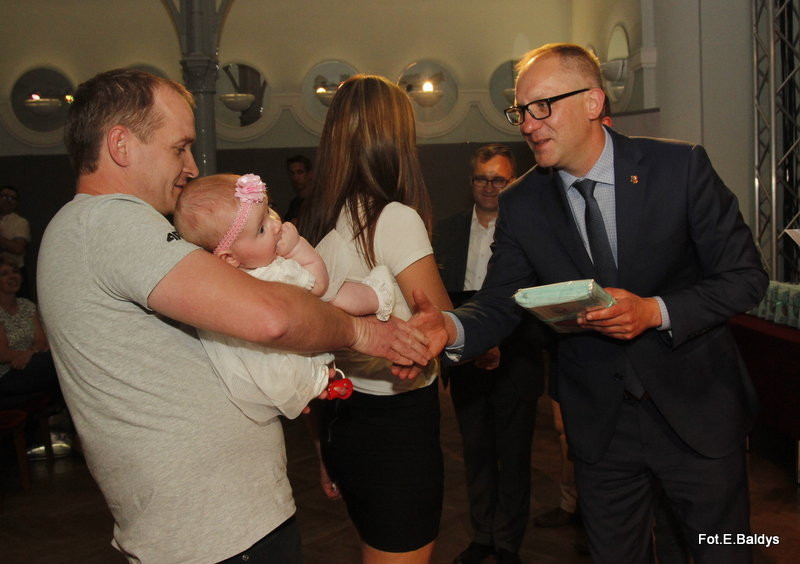 Uroczyście wręczono becikowe (zdjęcia)