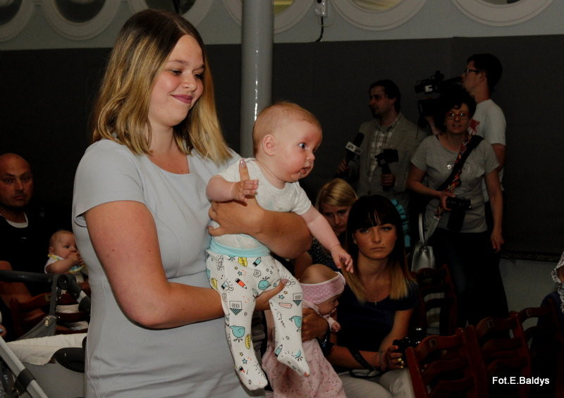 Uroczyście wręczono becikowe (zdjęcia)