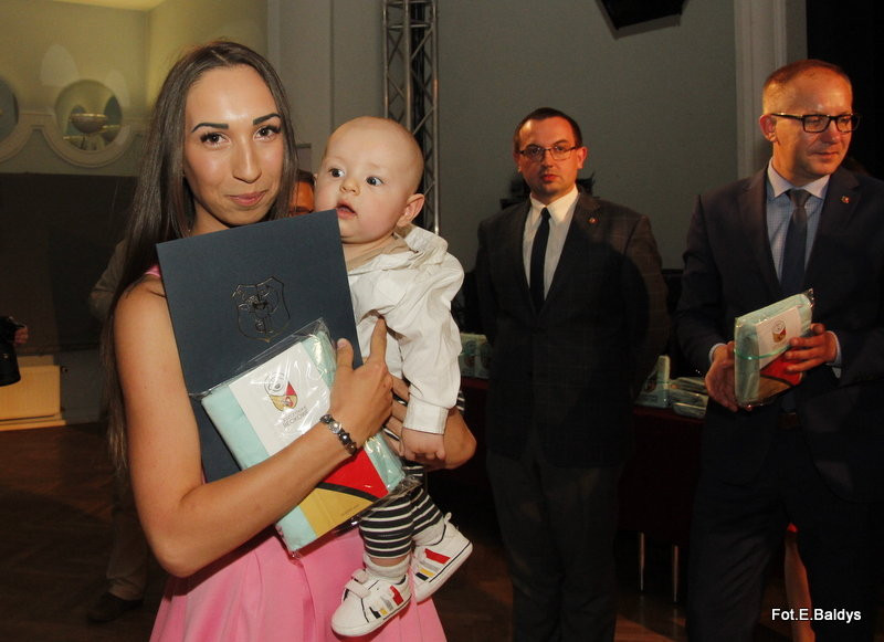 Uroczyście wręczono becikowe (zdjęcia)