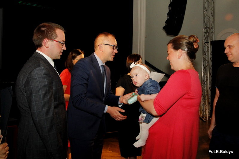 Uroczyście wręczono becikowe (zdjęcia)
