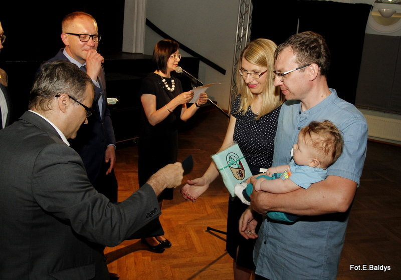 Uroczyście wręczono becikowe (zdjęcia)