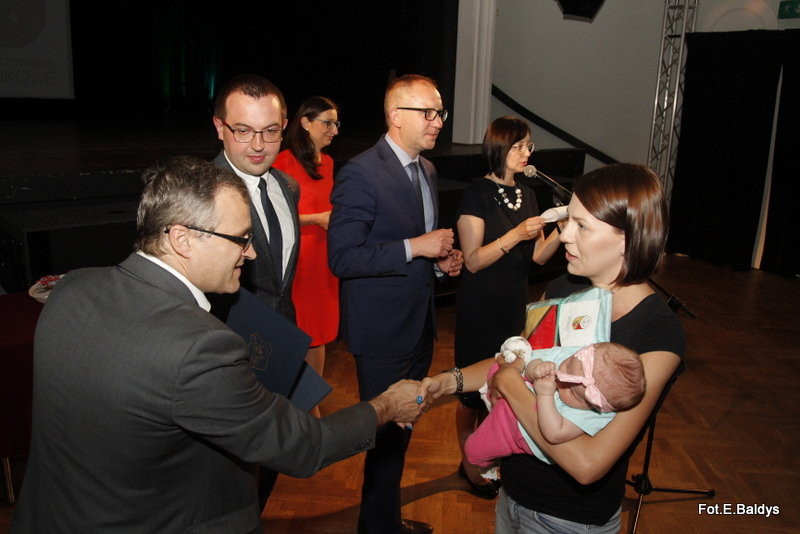 Uroczyście wręczono becikowe (zdjęcia)